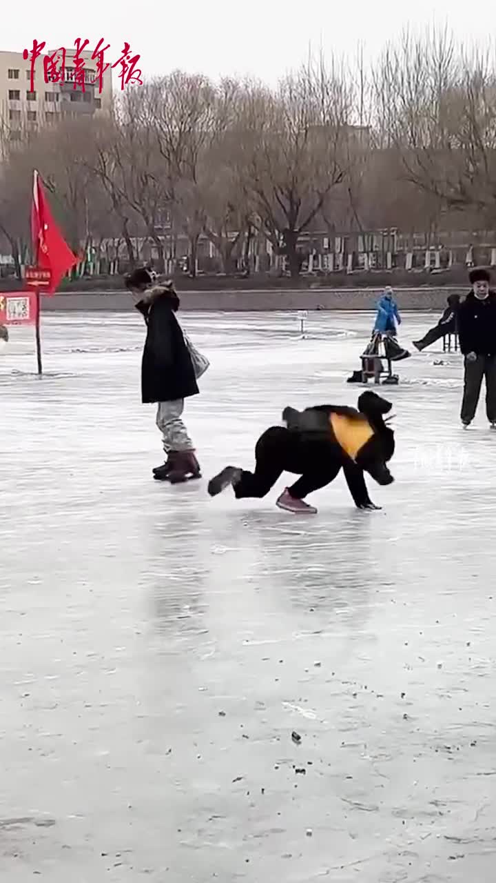 “这或许是街舞速成最好的方式！”广东小伙第一次到东北结冰的湖面玩耍，瞬间解锁新技能。#南方人在东北 