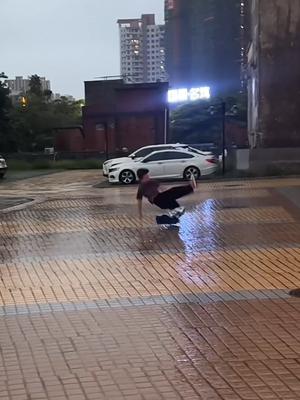 今天给大家来一手雨季限定版无规则街舞！#项真爽 #卧爽凤j 